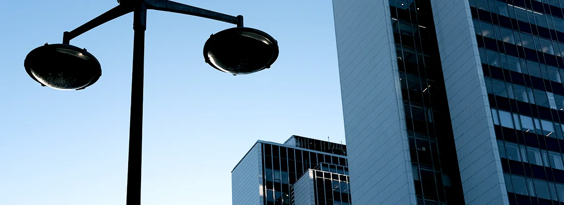 Skyskrapor och gatlykta